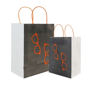 ถุงของขวัญบรรจุภัณฑ์ดีไซน์หรูหราทันสมั<span class=keywords><strong>ย</strong></span>ปี 2023 พร้อมโลโก้ของคุณเอง ถุงกระดาษใส่แว่นตาพร้อมหูหิ้ว สำหรับร้านแว่นตา - Product Image 1