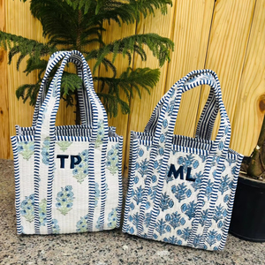 กระเป๋าโท้ทผ้าฝ้ายเย็บมือขนาดเล็กสำหรับผู้หญิง พร้อมสายโซ่ ปิดแบบเปิด กันน้ำ เหมาะสำหรับฤดูร้อน - Product Image 1