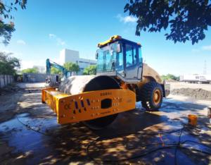 Rouleau vibratoire monocylindre de 22 tonnes, certifié CE XS223J, moteur diesel Weichai, pompe moteur 140 kW, roulement excellent pour la route - Product Image 4