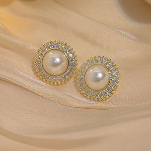 Eleganti Orecchini a Perno con Perle Imitate a Forma di Girasole, Gioielli da Donna di Lusso Leggero - Product Image 6