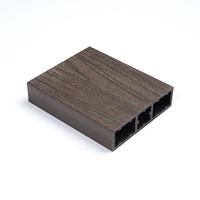 Panneau de bardage WPC brun chocolat 130x35mm, imperméable et résistant aux intempéries, idéal pour terrasse et balcon contemporains