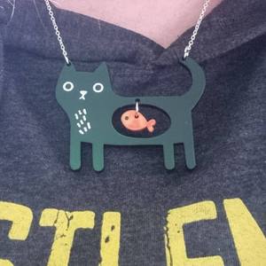 Collar de acrílico impermeable lindo gato negro gato peculiar y pez collar de gato Kawaii regalo relleno en Color negro - Product Image 4