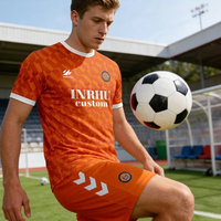Ensemble d'uniformes de football rétro personnalisés pour hommes avec tissu en maille respirant, maillot de football à séchage rapide, short d'entraînement