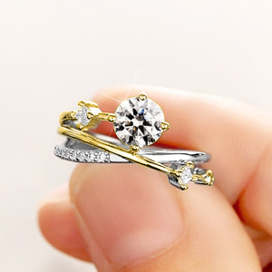 Anello di Fidanzamento Q113 per Donna in Oro Bianco con Diamante Taglio Brillante Naturale Colore G e Diamanti Laterali - Product Image 1