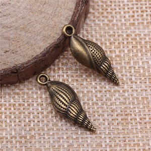 Breloque en forme de coquille de poulpe côtelée 24x8mm en alliage de zinc argent antique, pendentif à 1 boucle pour porte-cartes de mariage sur la plage - Product Image 4