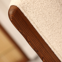 Fauteuil d'appoint blanc crème avec structure en bois massif, revêtement en bouclette, siège de détente en mousse haute résilience