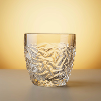 Hoogwaardig transparant kristallen whiskyglas met geëmbosseerd watergolfpatroon, 315 ml inhoud, voor bar of feestjes.