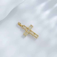 Ciondolo a Croce in Oro Giallo 18K con Diamante Sintetico Taglio Smeraldo, Gioielli Raffinati, Collane alla Moda, Catene Eleganti, Charm Delicato