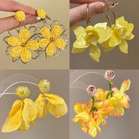 Anting-anting bunga kain jarum perak, bahan alloy, grosir pesta wanita, Yiwu