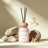 Diffuseur de parfum d'ambiance de luxe en verre carré, liquide rose, bouchon noir, logo personnalisé, marque privée, vente en gros