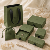 Coffret cadeau de bijoux personnalisé avec sac shopping en papier, pochette en velours, carte d'insertion, papier de soie et logo de marque personnalisé