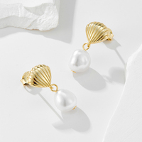 Vente en gros de boucles d'oreilles vintage en perles irrégulières Boucles d'oreilles pendantes en argent sterling 925 plaqué or avec perles d'eau douce naturelles