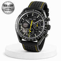 Chronograph-Uhr für Herren mit Schwarzem Zifferblatt, Tachymeter-Lünette, Perforiertem Lederarmband und Gelben Akzenten - Analoge Renn- und Sportuhr