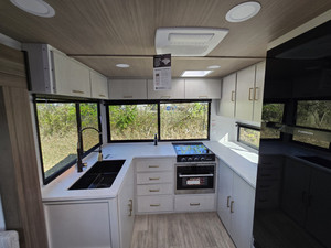 <span class=keywords><strong>Caravane</strong></span> de voyage tout-terrain 4x4 moderne avec cadre en aluminium léger et fibre de verre, mobilier de luxe, norme européenne - Product Image 3