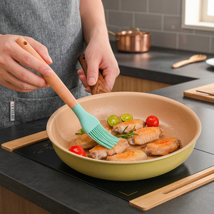 Pinceau à badigeonner en silicone 7 couleurs avec manche en bois, 260 ℃   Brosse de barbecue résistante à la chaleur pour grillades, pâtisserie et préparation culinaire - Product Image 2