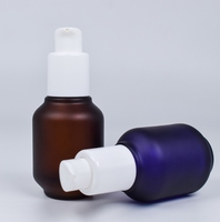 Flacon pompe en verre de 30 ml personnalisé (forme d'ampoule, couleur personnalisée) OEM pour sérum de soin de la peau, crème pour le visage, huile essentielle, crème BB, emballage cartonné