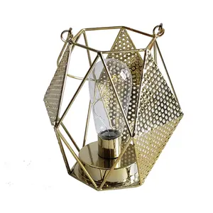 北欧风格金属吊灯，带几何铁吊坠和黄铜灯笼铁烛台，用于家居装饰灯