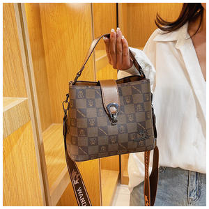 Sac à main seau de voyage personnalisé imprimé de créateur pour femmes sac élégant à bandoulière mode sac avec serrure - Product Image 5