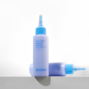 MEDITHERAPY Guaiazulene, Ampolla de Suero Facial y Corporal con Ácido Hialurónico, Calmante, Hidratante y Refrescante, 100 ml, 50 Unidades por Caja - Product Image 1