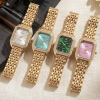 Montre carrée vintage dorée pour femme, montre-bracelet à quartz avec bordure en strass et chiffres romains, cadran multicolore effet rayon de soleil, bracelet en métal