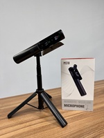 Microfono Lavalier Wireless 2.4G Mini con Asta Selfie e Treppiede, Riduzione del Rumore AI, Trasmissione Stabile per Creatori di Contenuti