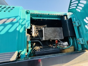 Excavadora de orugas de tamaño mediano usado Kobelco SK200 y SK210 capacidad de 20 toneladas con bomba de caja de cambios de motor Hino - Product Image 6