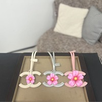 Подвеска-брелок Luo Family Double C Bag: черно-белый кожаный брелок с большим логотипом, модный нишевый аксессуар для сумки