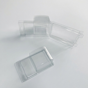 Cajas de Embalaje Transparentes de Plástico PET Pequeñas de 2.4x2.4x1.5 Pulgadas con Gancho para Colgar, Hechas con Materiales Reciclados y con Relieve - Product Image 4