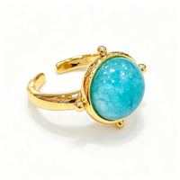 Großhandel Maßgefertigter Vergoldeter Kupferlegierungsring mit Kunstharzstein, Runder Cabochon, Krappenfassung, Offener Verstellbarer Ring im Boho-Stil