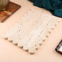Planche en Pierre de Travertin Naturel pour Cuisine, Pâtisserie, Planche à Découper Rectangulaire Festonnée Couleur Beige Plateau de Service