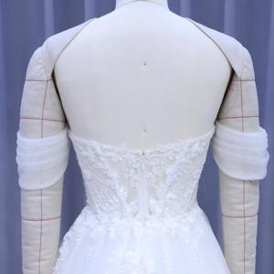 ชุดแต่งงานคอมพิวเตอร์ลูกไม้ปักไหล่ป้องกันริ้วรอยทรงเอไลน์ - Product Image 4