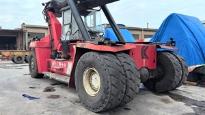 Carretilla elevadora eléctrica Kalmar DRF420, apilador de alcance de contenedor de construcción usado, capacidad de 42 toneladas, motor diésel, nueva bomba de núcleo, caja de cambios - Product Image 4