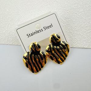 Nouvelles Boucles d'Oreilles Cœur en Acier Inoxydable Plaqué Or Effet Goutte d'Huile Tendance 2026 - Boucles d'Oreilles Anniversaire Tendance pour la Vente en Gros - Product Image 5