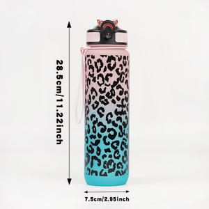 Botellas deportivas de PC con tapa de rosca y pajita para beber directamente, de 1000ml (32oz), con diseño de leopardo de colores, aptas para líquidos hirviendo, personalizables, al por mayor. - Product Image 3