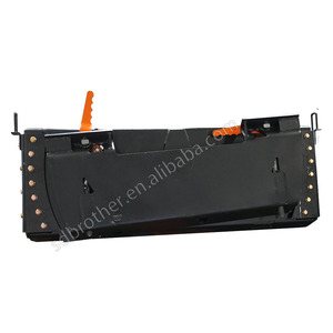 Accessoires pour chargeuse compacte, accessoire inclinable avec attaches rapides - Product Image 1