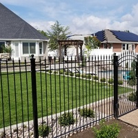 Elegante smeedijzeren schuttingpanelen, decoratieve ijzeren omheining, gepoedercoat, op maat gemaakte sierlijke stalen omheining voor huis en tuin