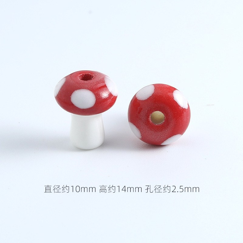 Le petit champignon a des points rouges et blancs