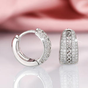Boucles d'oreilles Huggie plaquées or blanc de luxe avec micro-inserts de diamants ronds pour femmes, bijoux fins à porter au quotidien - Product Image 5