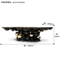 Table basse Newton, un objet de luxe au design moderne avec finition laquée noire et plaqué or, idéale pour les espaces contemporains et les hôtels.