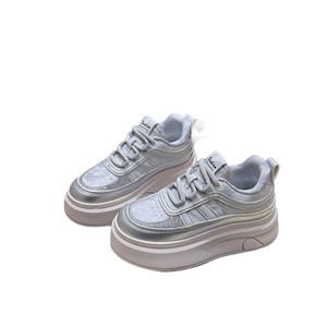 Baskets blanches à plateforme haute, style compensé, polyvalentes pour les tenues décontractées et sportives, et mocassins surdimensionnés mignons et adorables. - Product Image 1