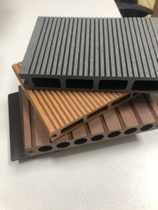 Plancher en bois WPC résistant aux hautes températures avec installation à clipser, spécial pour une utilisation <span class=keywords><strong>sur</strong></span> la <span class=keywords><strong>terrasse</strong></span> et au bord de la piscine des villas. - Product Image 3