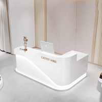 Comptoir de réception moderne en forme de L pour petit hôtel Taille de réception en marbre de carrare blanc Comptoir de réception