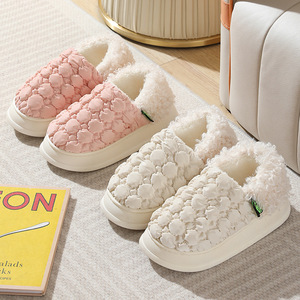 Chaussons d'intérieur chauds pour hommes et femmes en tissu d'hiver type <span class=keywords><strong>doudoune</strong></span> - Product Image 1