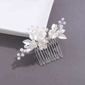Set de Accesorios para el Cabello de Novia Hechos a Mano con Perlas y Flores, Peineta Floral de Arcilla, 2 Horquillas en Forma de U, Tocado de Boda con Pedrería - Product Image 4