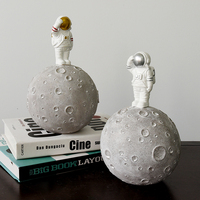 Design créatif boîte à monnaie Spaceman support lune tirelire maison décorative résine astronaute Statue à vendre