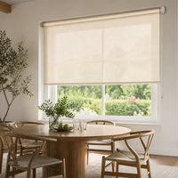 Stores enrouleurs classiques en tissu texturé ivoire avec chaîne à perles manuelle, protection solaire UV pour balcon et fenêtre de patio