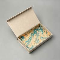 Boîte cadeau rigide magnétique beige de qualité supérieure, écologique avec intérieur personnalisé imprimé et gaufré pour crème pour le visage et poudre libre