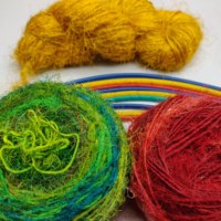 Fil de filament de soie de sari recyclé filé à la main durable et écologique pour le crochet, le tricot, la broderie et le macramé