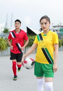 Maillot de football en sublimation intégrale en stock d'usine, T-shirt de club, séchage rapide, qualité thaïlandaise, uniformes de club, maillot de sport personnalisé - Product Image 4