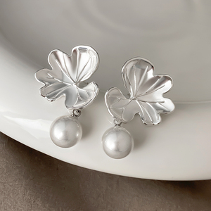 Fashion Stud Earrings Jewelry Wholesale Gold Plated Trendy <b>Leaf</b> Flower Pearl Earrings for Women - Product Image 1